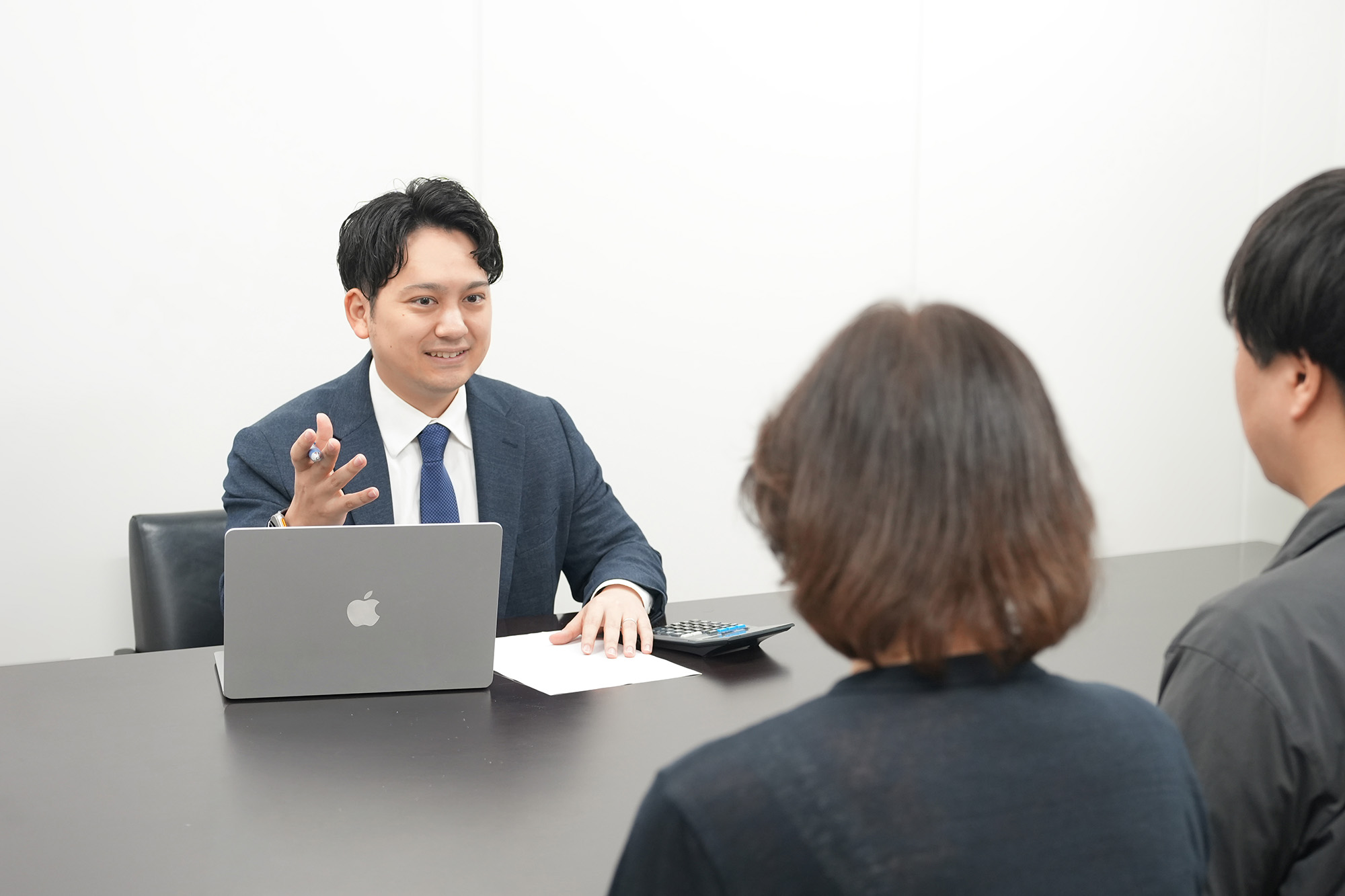 代表税理士と相談する様子